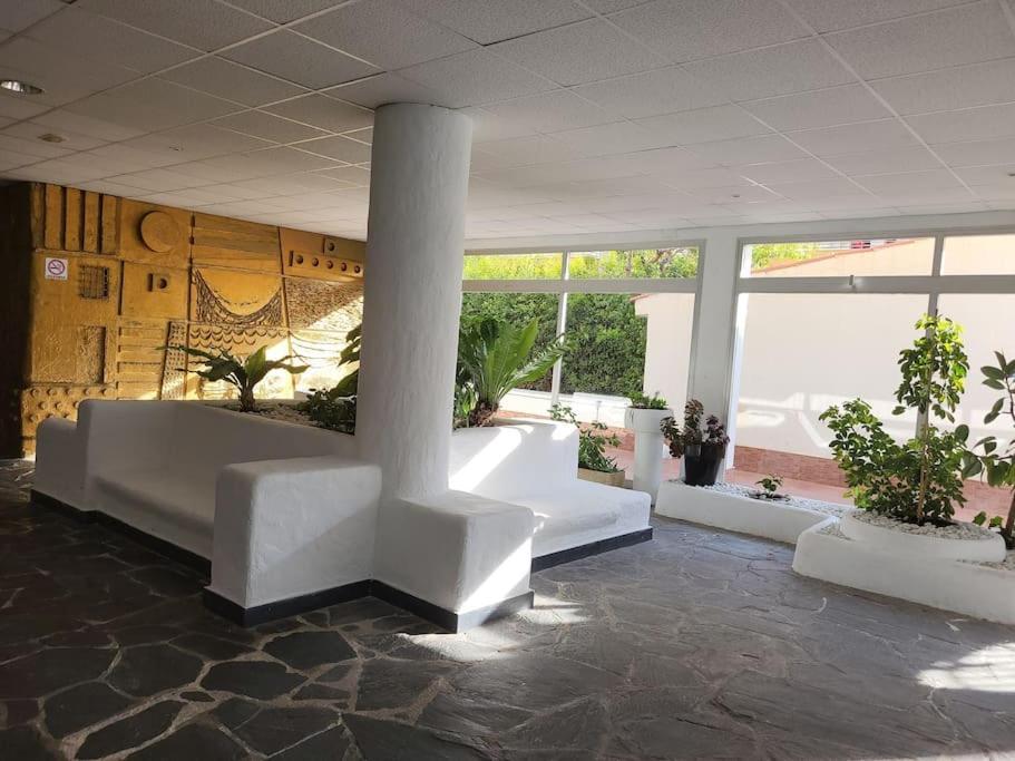 Superbe Apartement En Residence Avec Piscine Roses Exterior photo